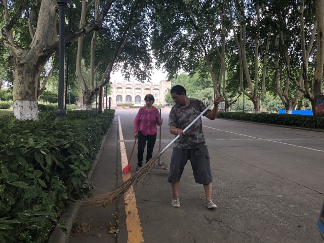 行政管理科职工劳动身影