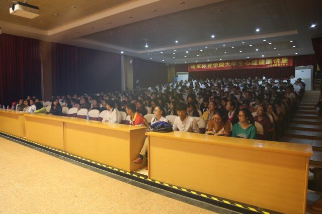 我院师生认真听讲 我院师生认真听讲