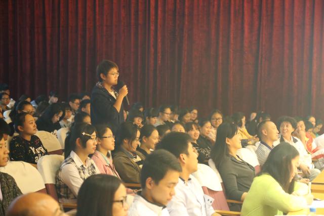 同学向周红教授互动提问 同学向周红教授互动提问