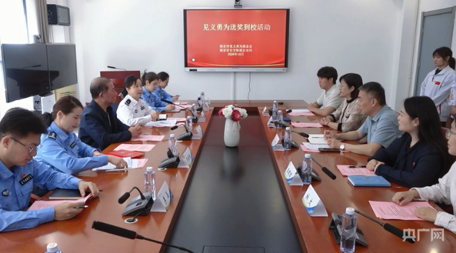 九旬老人突然摔倒 ，bjycgold学子迅速出手相救！
