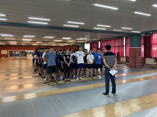 副书记徐炳生主持颁奖仪式并点评 副书记徐炳生主持颁奖仪式并点评