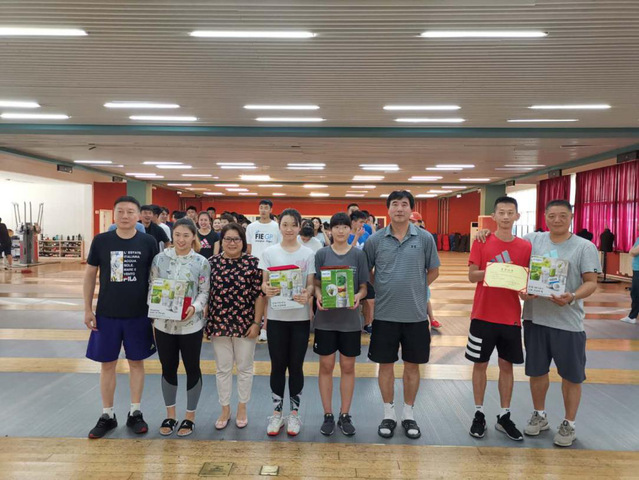 领队、教练员为获二、三等奖运动员颁发奖品和证书 领队、教练员为获二、三等奖运动员颁发奖品和证书