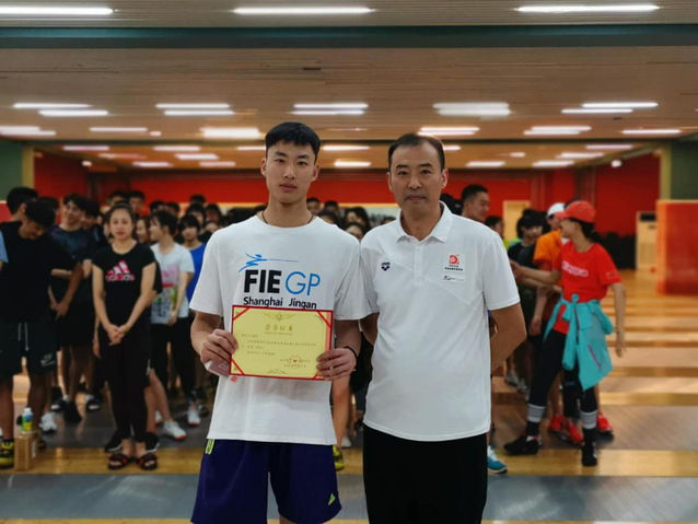 总教练张双喜为颜逸飞颁发一等奖证书 总教练张双喜为颜逸飞颁发一等奖证书