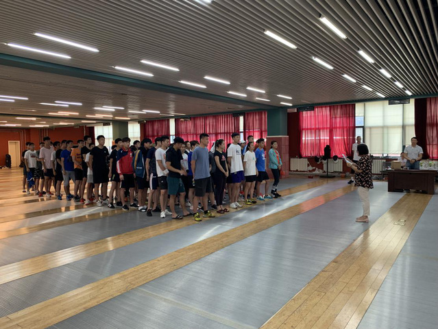 副院长、领队孔庆玮宣读获奖名单 副院长、领队孔庆玮宣读获奖名单